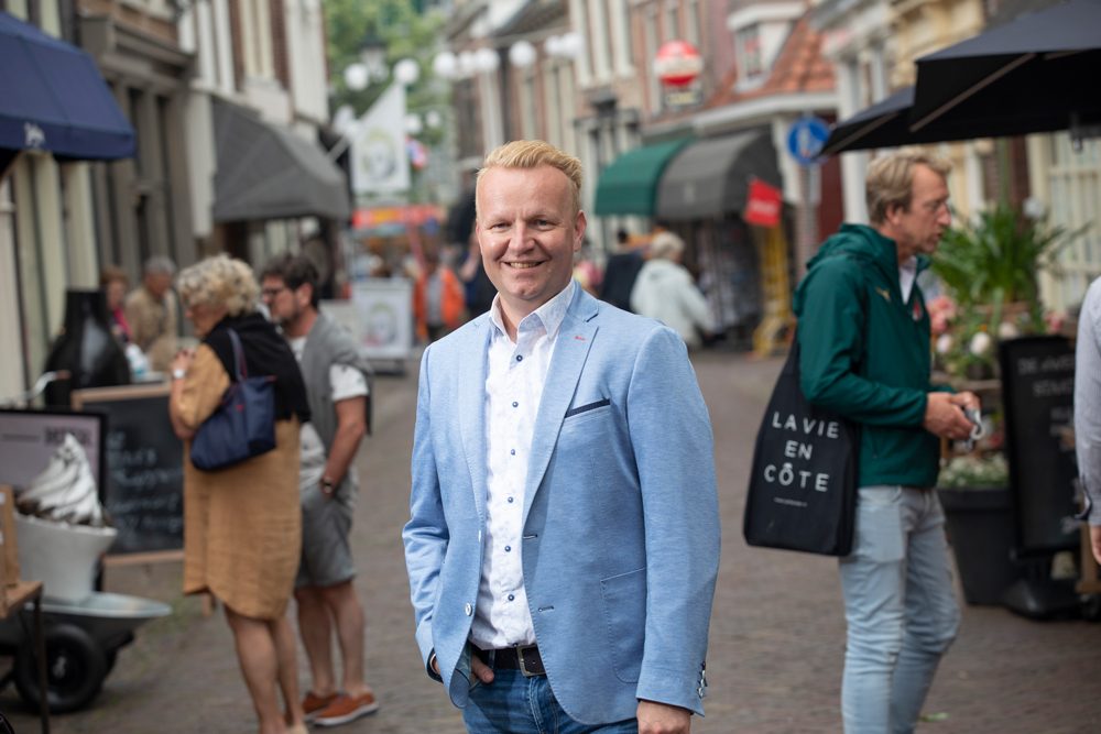 Medewerker van Kaasvoordeelshop in de winkelstraat