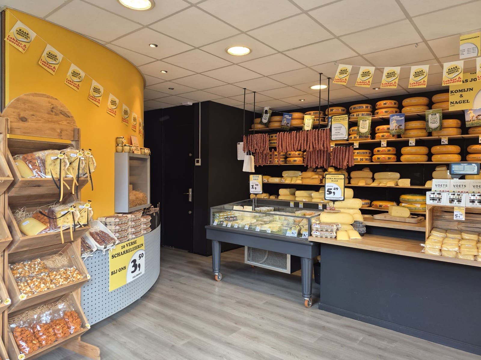 Overzicht van de winkel in Burgum met kaastoonbank, smeersels en cadeauartikelen