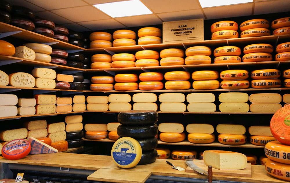 Kaasschappen vol Hollandse kazen in de Kaasvoordeelshop in Groningen